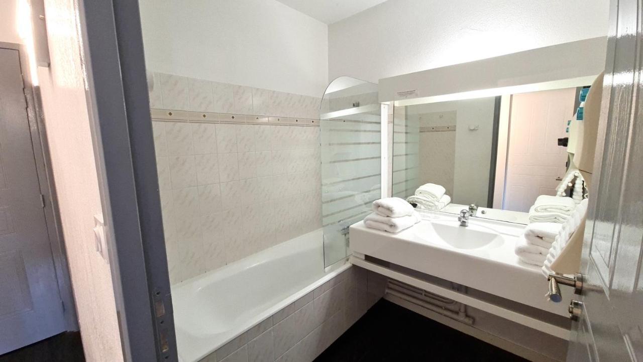 Fasthotel Oloron Hostellerie Du Paon Blanc Lurbe-Saint-Christau ภายนอก รูปภาพ