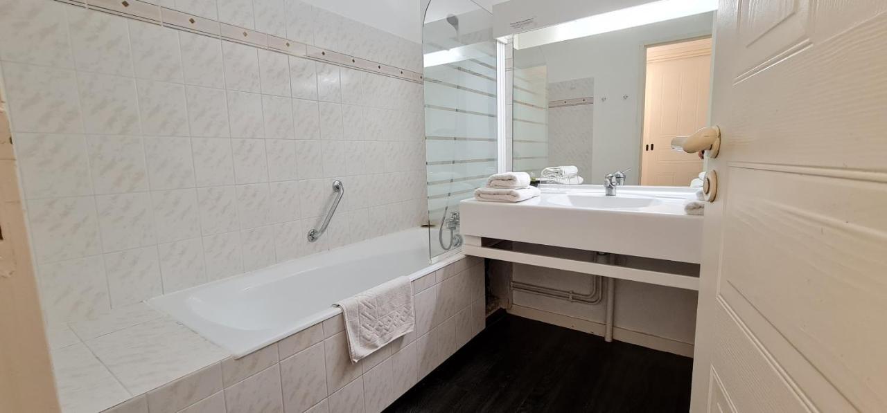 Fasthotel Oloron Hostellerie Du Paon Blanc Lurbe-Saint-Christau ภายนอก รูปภาพ